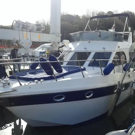 Charter Boat And Breakfast 圣雷默