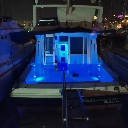 Ботель Charter Boat And Breakfast