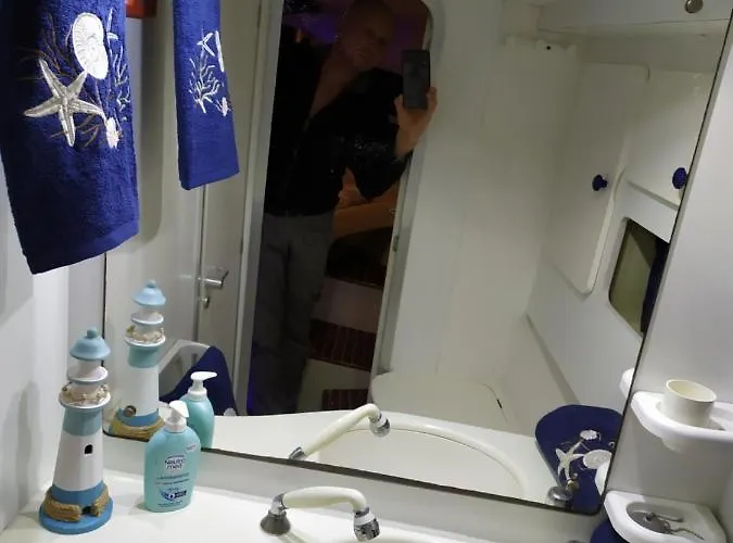 船屋 Charter Boat And Breakfast *