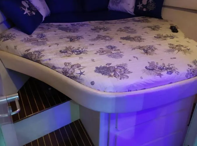 Charter Boat And Breakfast 船屋