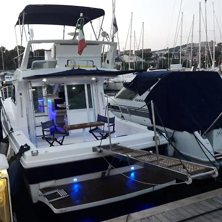 Charter Boat And Breakfast Botel *